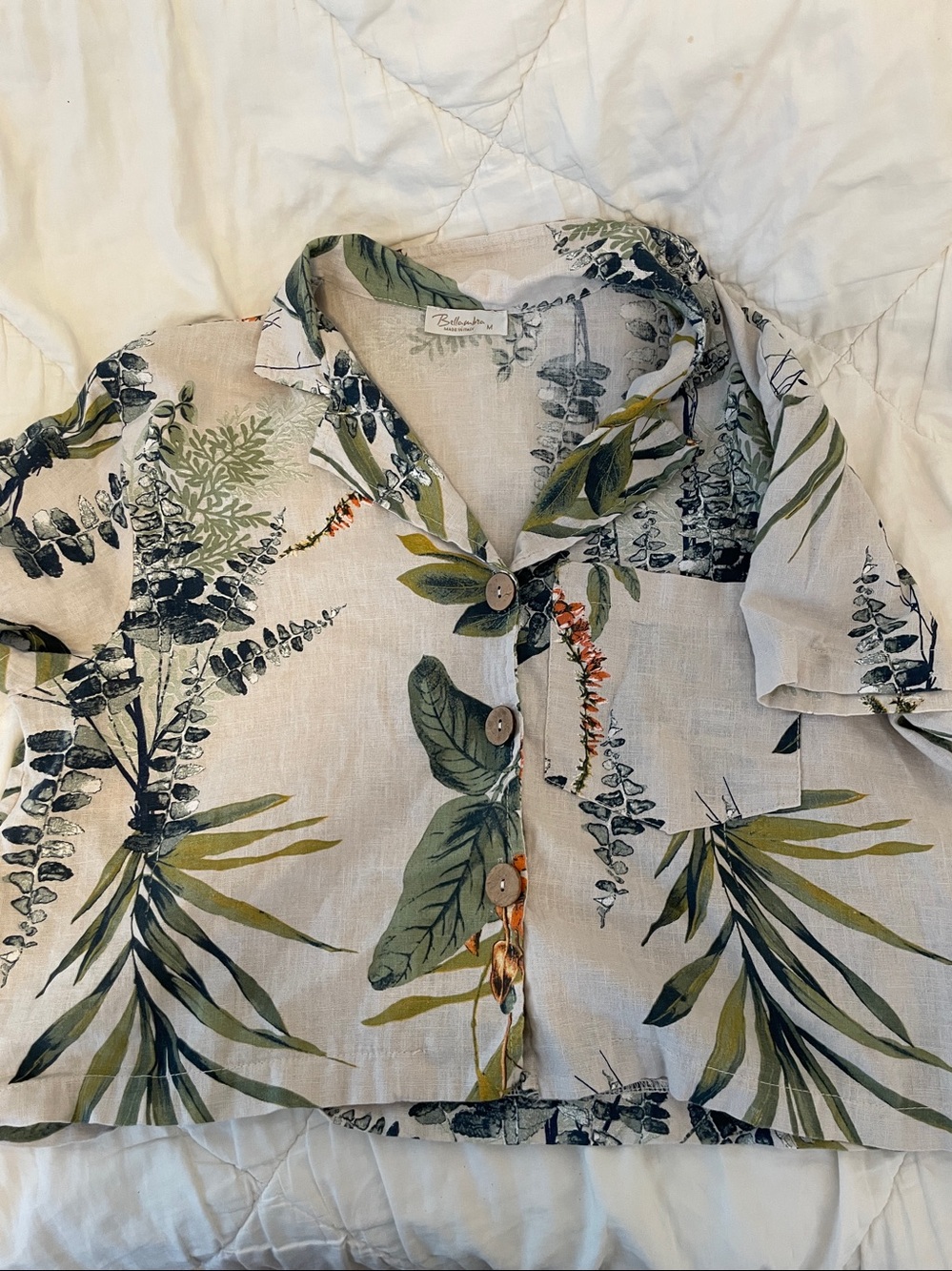 Bellambia Short Sleeve Button Up Size Medium